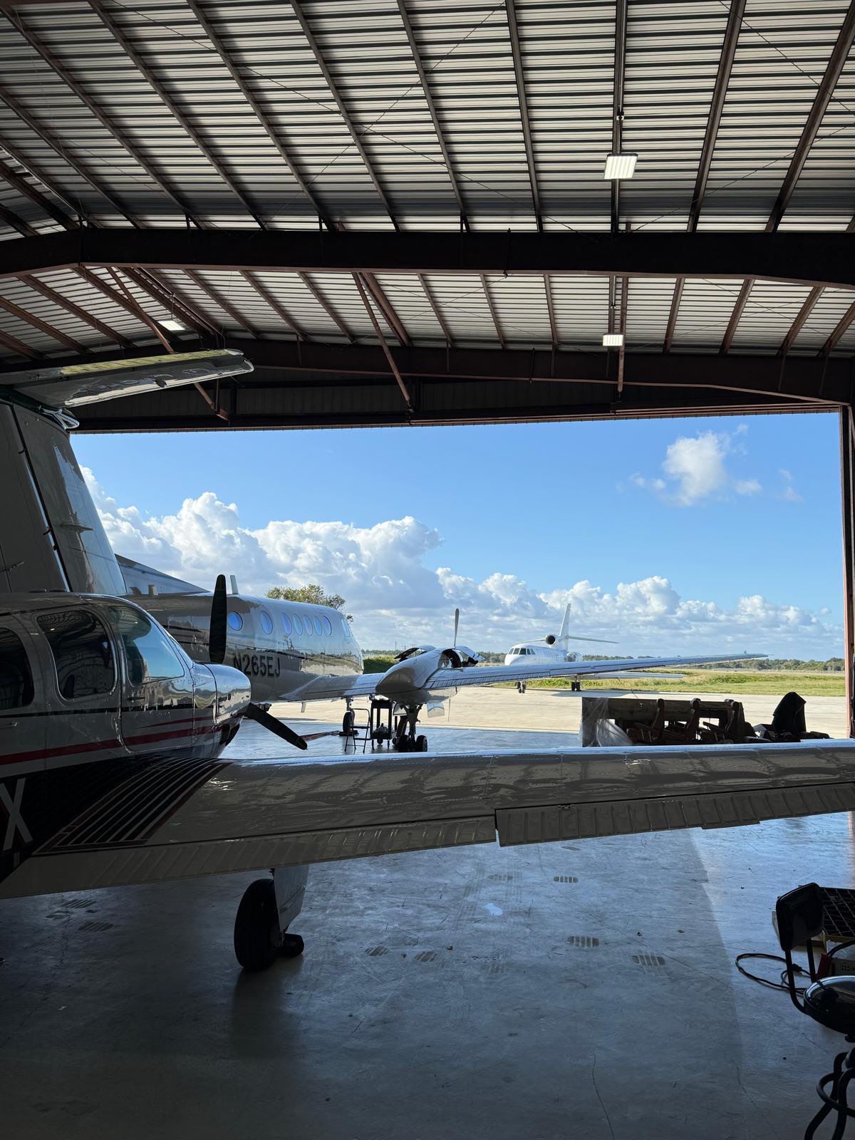 305 SKY technician performing AOG aircraft maintenance in Boca Raton